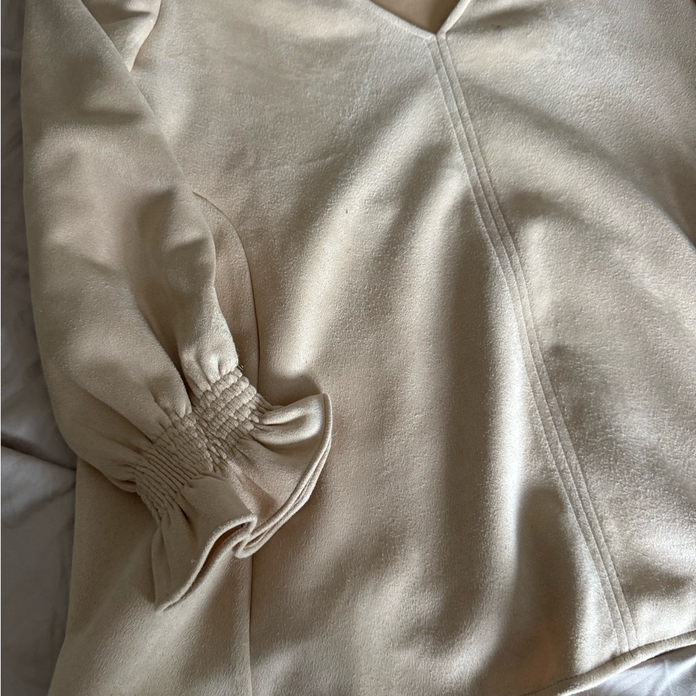 Tuckernuck bone suede Easton blouse Cream V-Neck Blouse with Puff Sleeves - Picture 11 of 12